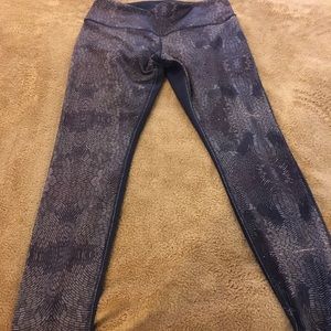 lululemon athletica brown / black geometric Patterned front Leggings solid back
